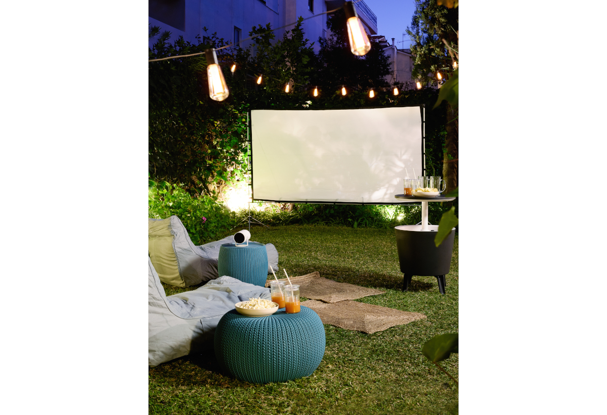 Απεικονίζεται το πανί εγκατεστημένο σε υπαίθριο χώρο, έτοιμο για προβολή.